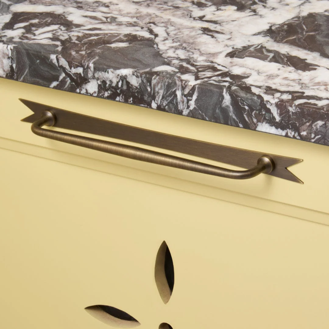 ELIZA Pull with Ribbon Backplate - Antique Brass - Image 4