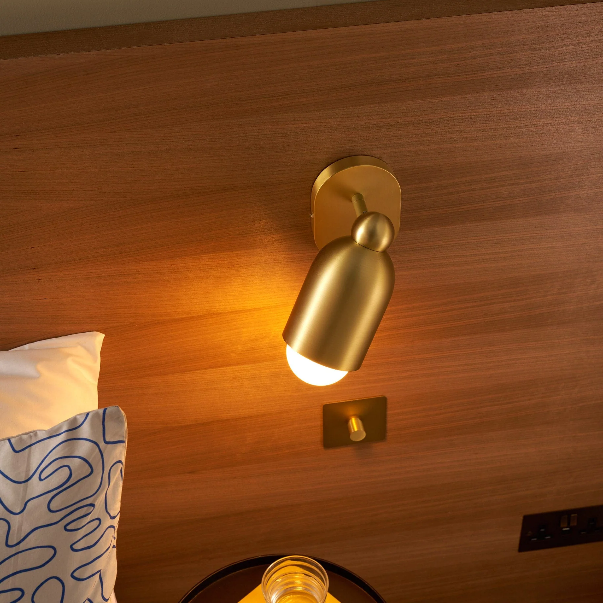 JENSEN Single Wall Sconce - Brass - Image 4